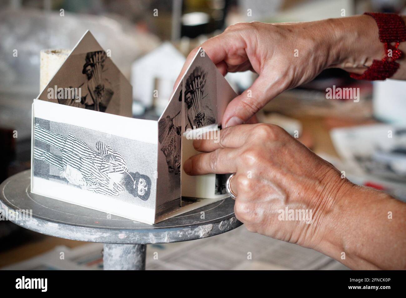 ceramica maker casa di carta costruzione argilla handmande Foto Stock