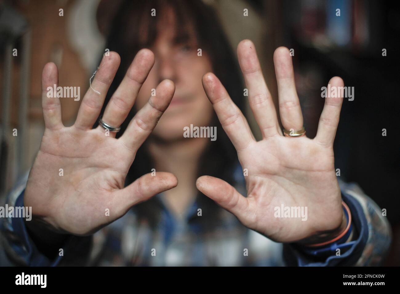 Violinista Firenze fatto a mano di mostrare le mani laboratorio di apprendimento artigianale Foto Stock