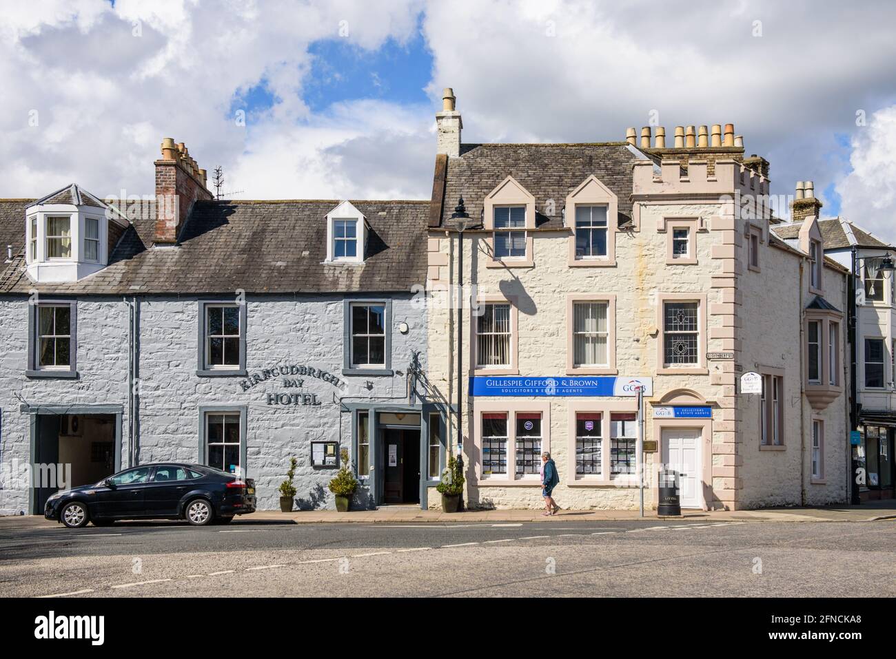 Angolo di St.Mary Street e St.Cuthberts Street a Kirkcudbright Scozia Foto Stock