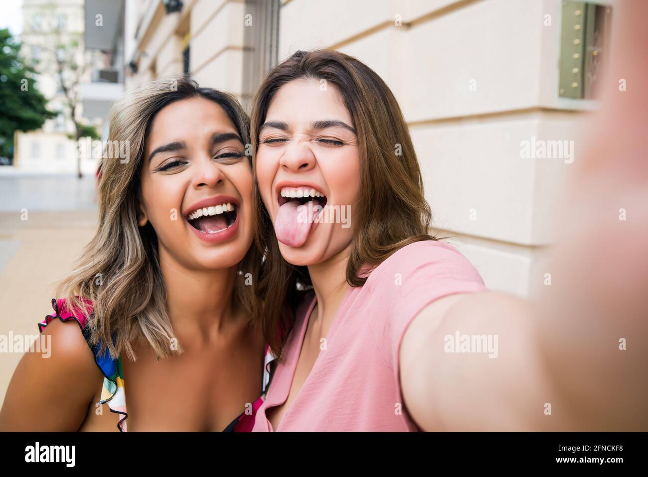 Due amici che prendono un selfie all'aperto. Foto Stock