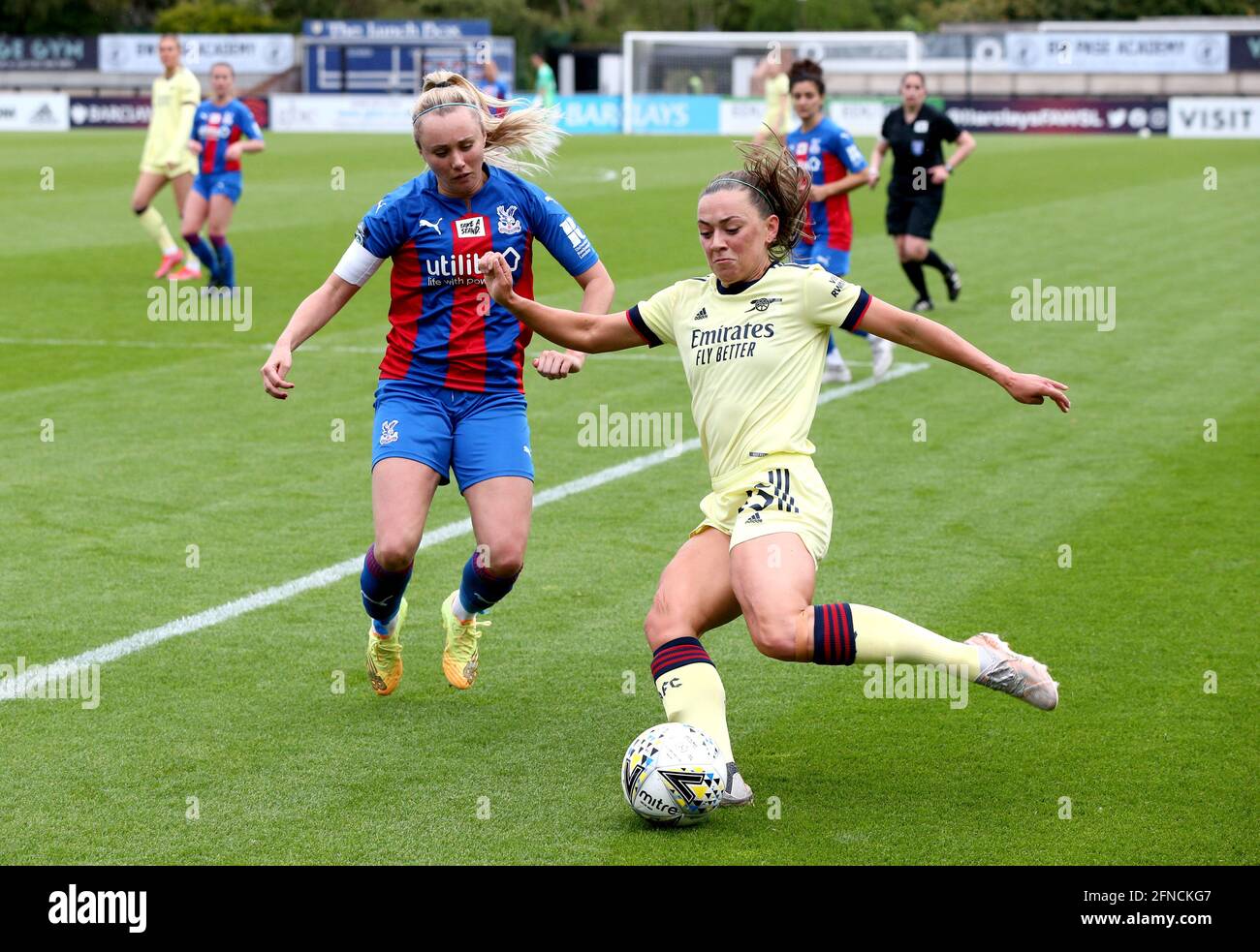 Katie McCabe di Arsenal (a destra) e Annabel Johnson di Crystal Palace combattono per la palla durante la quinta partita della Vitality Women's fa Cup al Meadow Park, Londra. Data immagine: Domenica 16 maggio 2021. Foto Stock