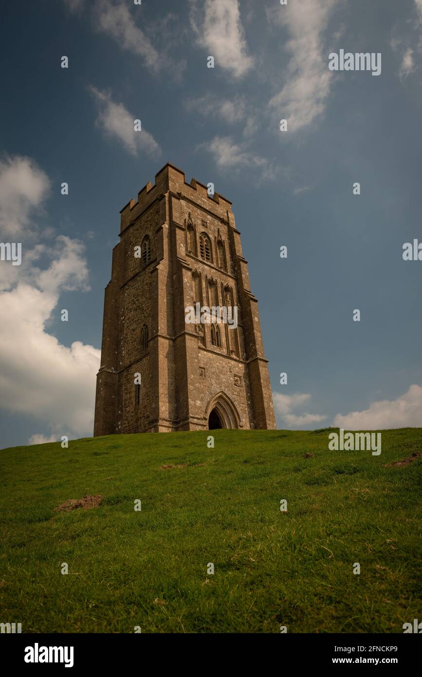 La torre della chiesa di San Michele su Glastonbury Tor ai livelli del Somerset, Inghilterra, Regno Unito Foto Stock