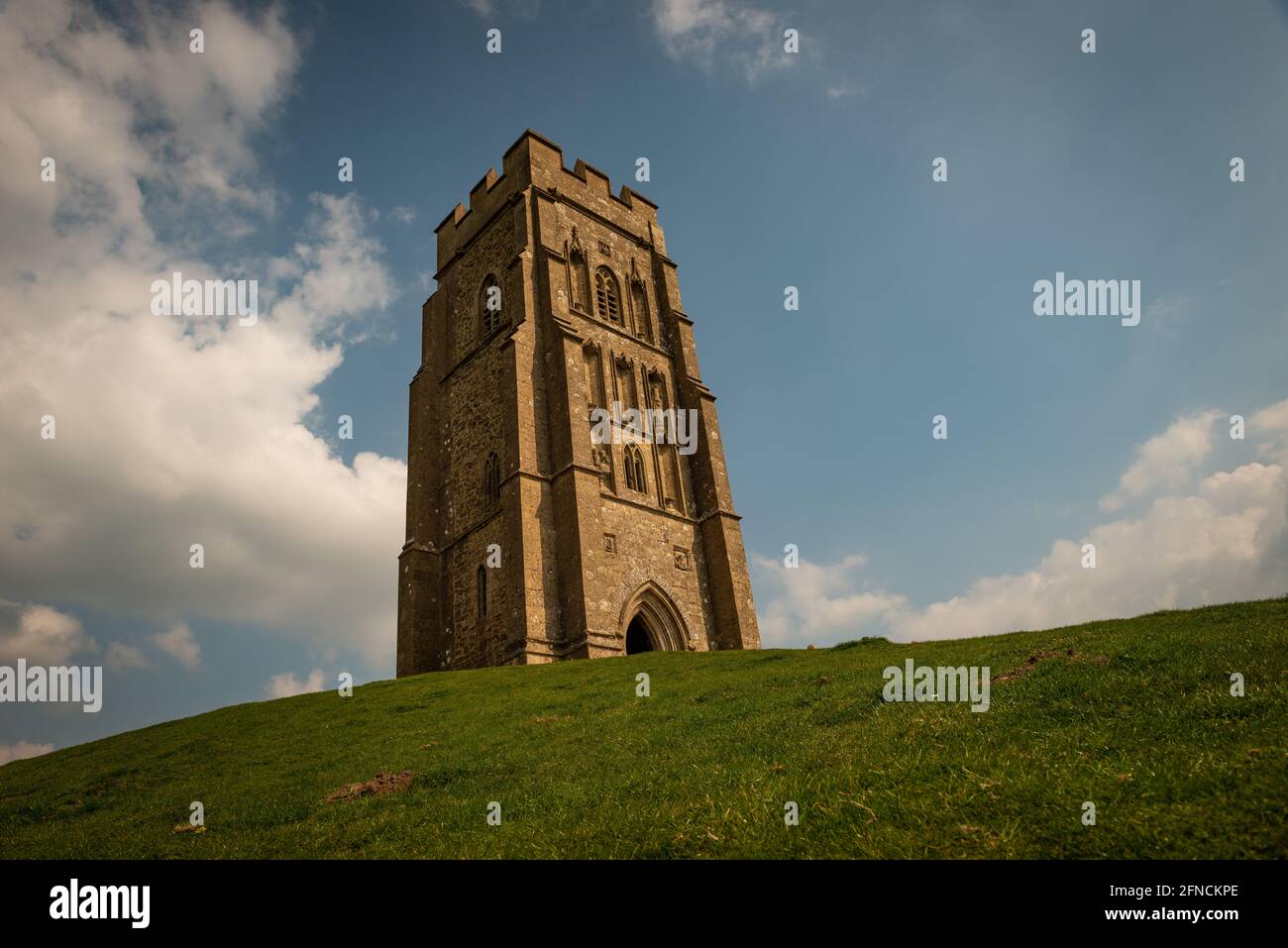 La torre della chiesa di San Michele su Glastonbury Tor ai livelli del Somerset, Inghilterra, Regno Unito Foto Stock