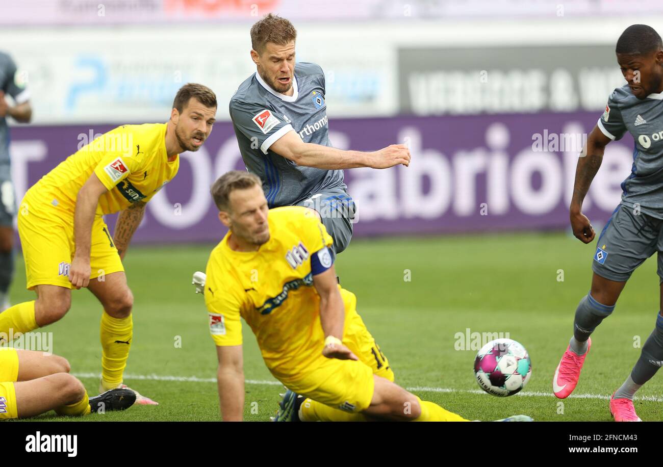 Primo: 16.05.2021, Fuvuball, 2° Bundesliga, stagione 2020/2021, VfL Osnabrvºck - HSV Amburgo Amburgo, HSV Amburgo Amburgo, Amburgo Simon Terodde, conclusione | utilizzo in tutto il mondo Foto Stock