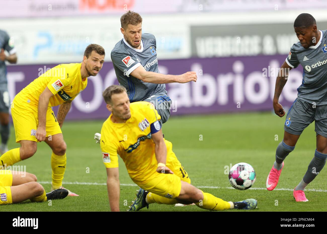 Primo: 16.05.2021, Fuvuball, 2° Bundesliga, stagione 2020/2021, VfL Osnabrvºck - HSV Amburgo Amburgo, HSV Amburgo Amburgo, Amburgo Simon Terodde, conclusione | utilizzo in tutto il mondo Foto Stock