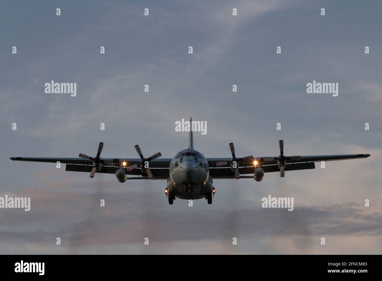 Una Hercules Lockheed C130 con la forza marittima giapponese di autodifesa (JMSDF) atterra alla base aerea Naval Air Facility, Atsugi a Kanagawa. Foto Stock