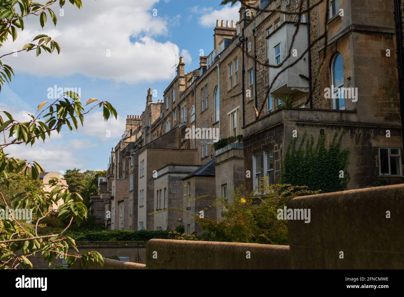 Il retro di un gruppo di case nella città di Bath, Inghilterra. Foto Stock