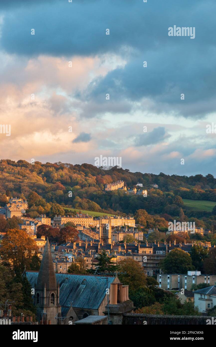 Una foto di paesaggio del tramonto sulla città di Bath. Foto Stock