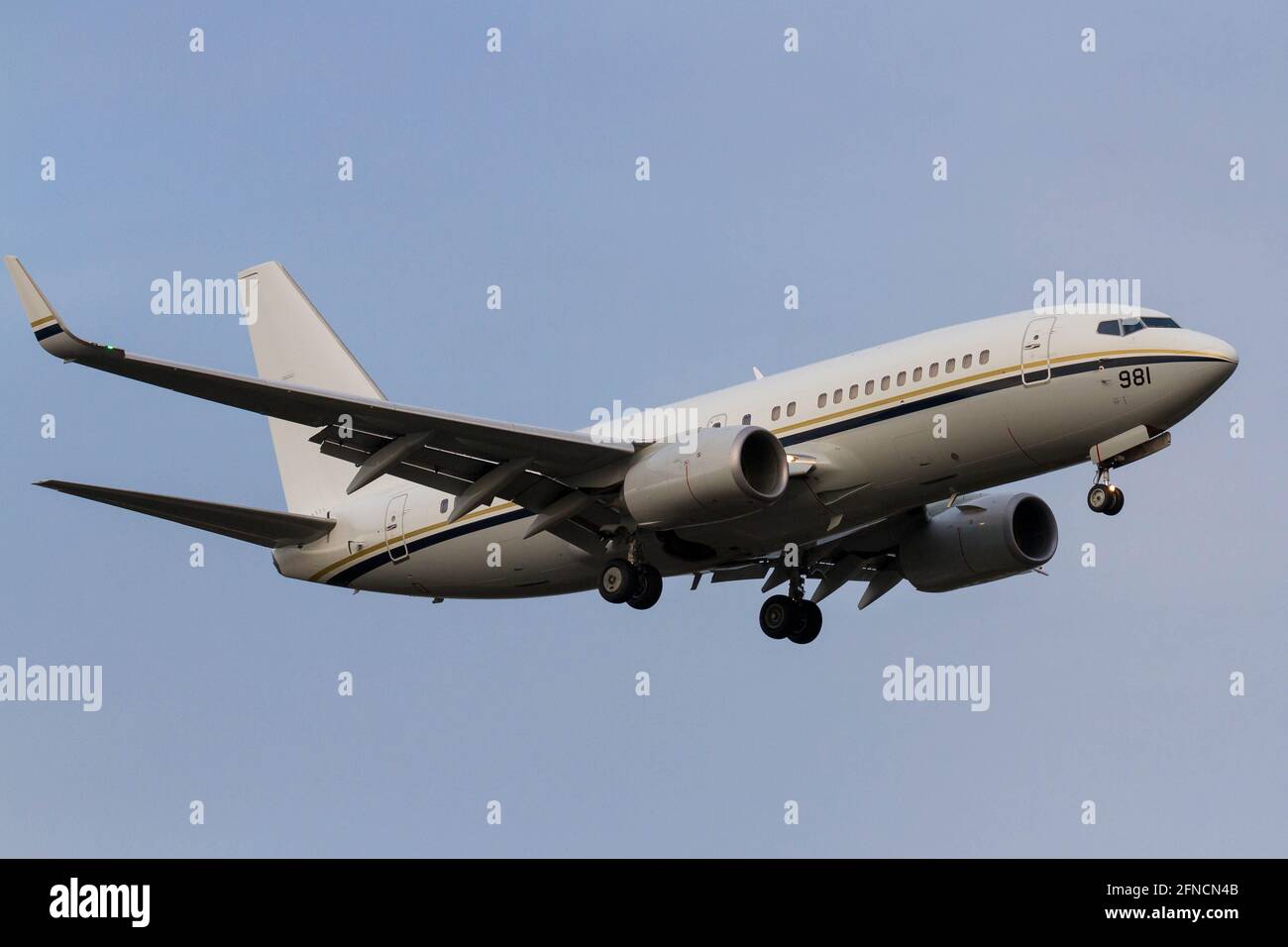 Yamato, Giappone. 25 Feb 2021. US Navy Boeing C40A Clipper aerei militari vola vicino Naval Air Facility, Atsugi Airbase a Kanagawa. Credit: Damon Coulter/SOPA Images/ZUMA Wire/Alamy Live News Foto Stock