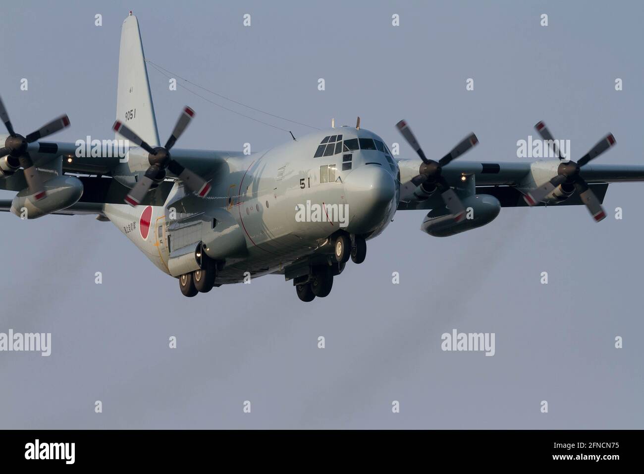 Yamato, Giappone. 6 agosto 2020. Un velivolo militare Lockheed C130 Hercules con la JMSDF (Japanese Maritime Self Defense Force) si prepara ad atterrare presso la base aerea Naval Air Facility, Atsugi a Kanagawa. Credit: Damon Coulter/SOPA Images/ZUMA Wire/Alamy Live News Foto Stock