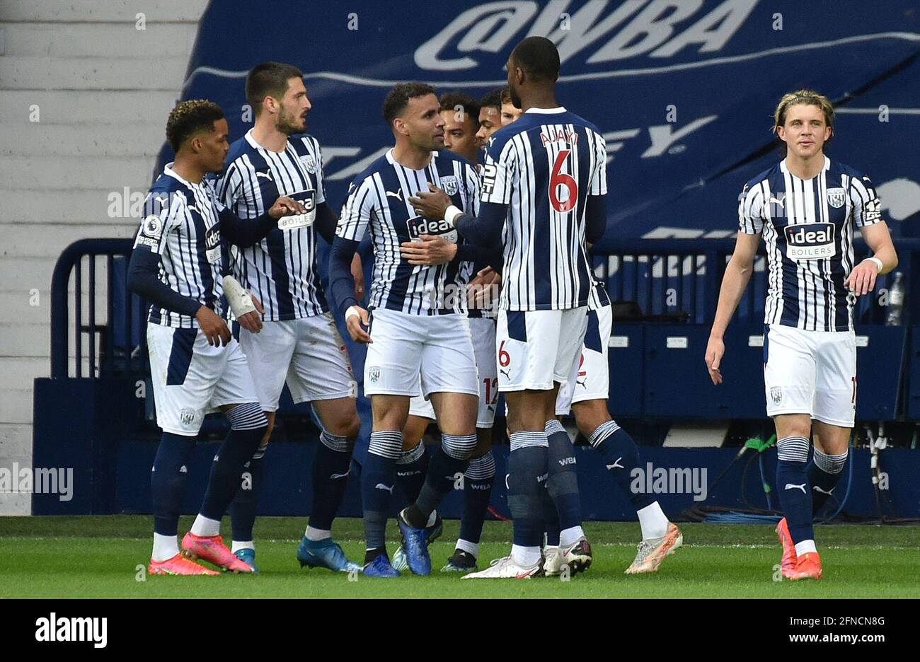 Hal Robson-Kanu (centro) di West Bromwich Albion festeggia con i compagni di squadra dopo aver segnato il primo gol della partita durante la partita della Premier League presso gli Hawthorns, West Bromwich. Data immagine: Domenica 16 maggio 2021. Foto Stock