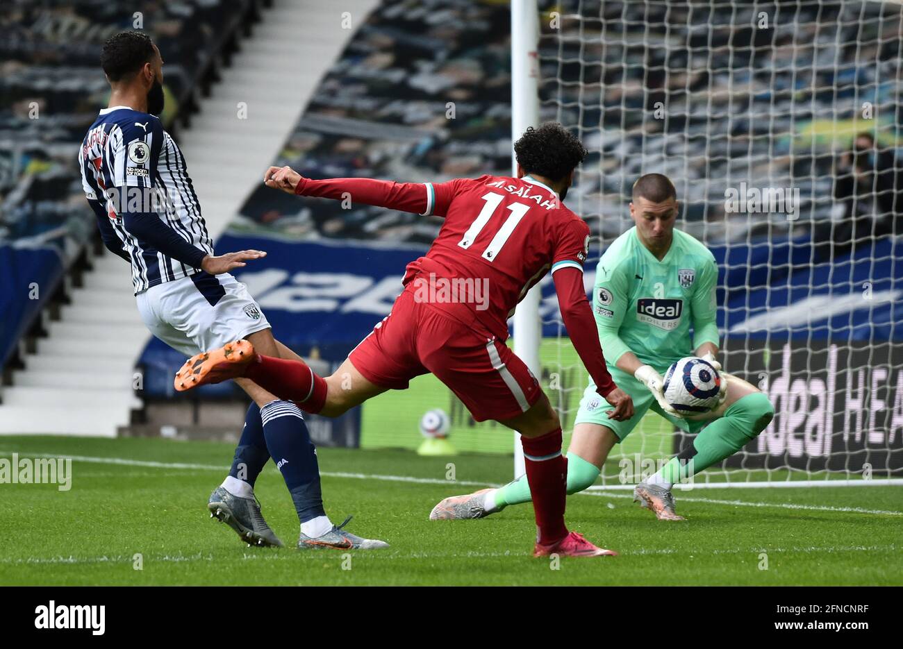 Il Mohamed Salah di Liverpool spara al gol durante la partita della Premier League al Hawthorns, West Bromwich. Data immagine: Domenica 16 maggio 2021. Foto Stock