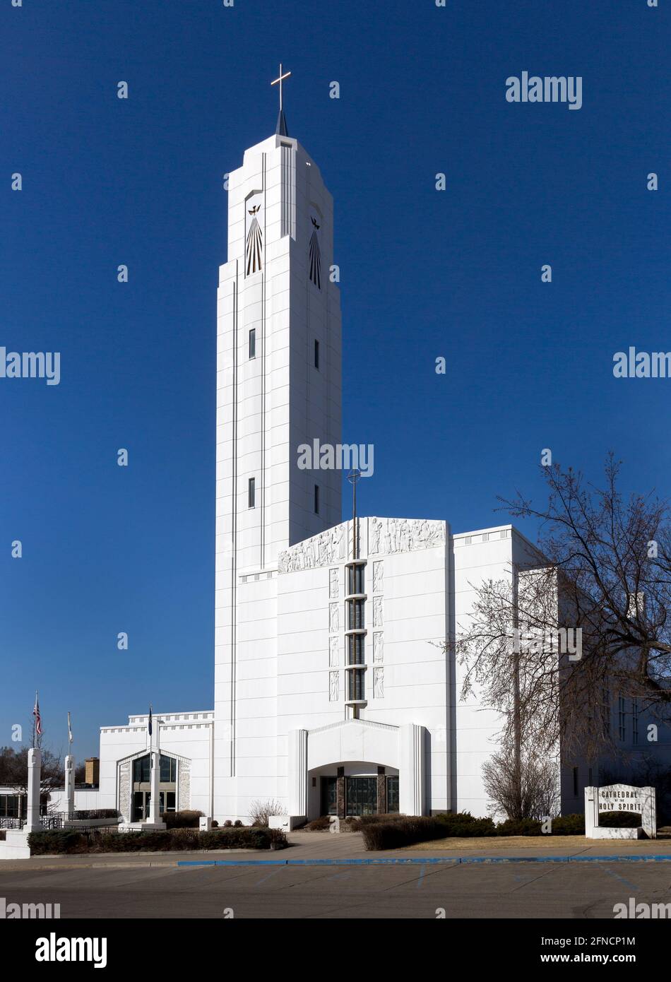 La cattedrale in cemento Art Deco bianca del 1941 dello Spirito Santo a Bismarck, North Dakota, è stata progettata dall'architetto Fargo William F. Kurke. Foto Stock