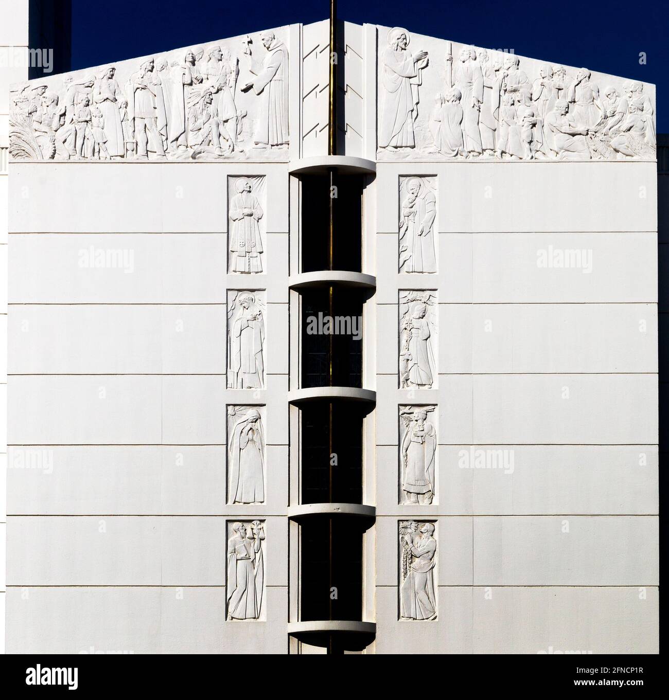 Sculture pedimentali Art Deco sulla Cattedrale dello Spirito Santo a Bismarck, North Dakota. Il lato sinistro del frontone mostra un pr cattolico romano Foto Stock