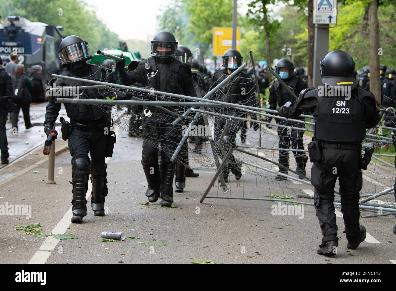 Dresda, Germania. 16 maggio 2021. Calcio: 3. campionato, SG Dynamo Dresden - Türkgücü München, 37. giorno di festa. Gli agenti di polizia rimuovono un blocco di recinzioni di costruzione di fronte allo stadio. Credit: Sebastian Kahnert/dpa/Alamy Live News Foto Stock