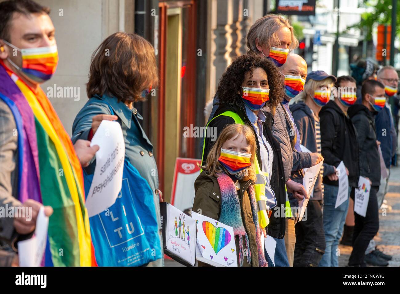 Le persone formano una catena umana per sensibilizzare la popolazione contro le persone LGBTQI+, dalla piazza Grand Place - Grote Markt alla piazza Bruxelles Parl Foto Stock