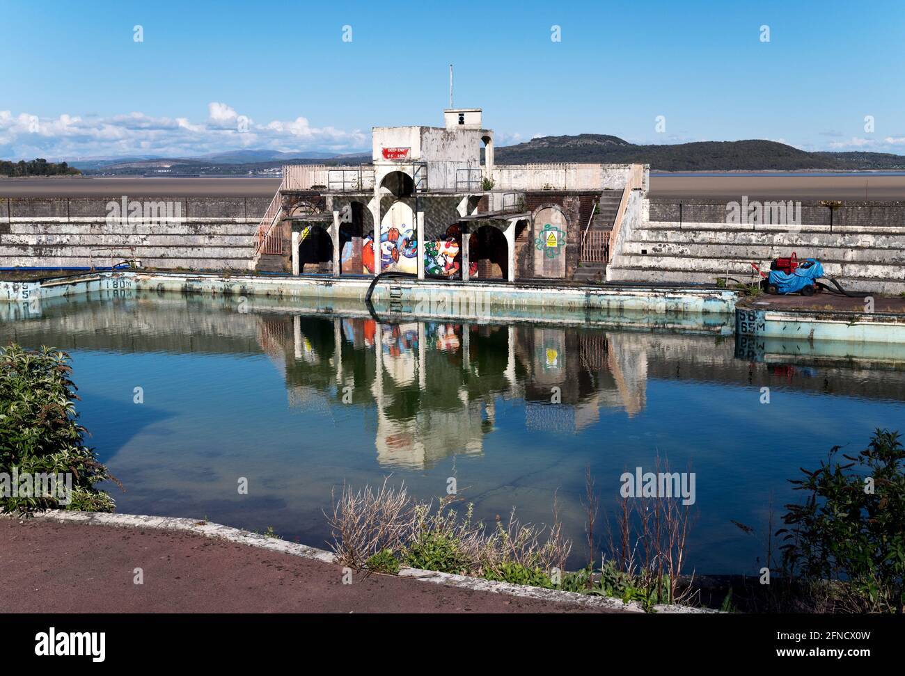 Il Lido Art Deco, Grange-over-Sands, Cumbria, Regno Unito, è stato classificato come ridondante di grado II Foto Stock