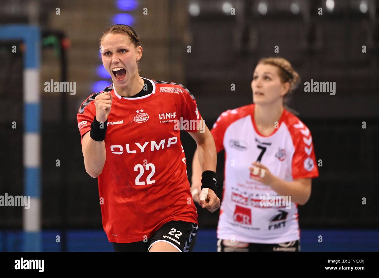 Stoccarda, Germania. 16 maggio 2021. Pallamano, Donne: Coppa DHB, finale quattro, finale nella Porsche Arena, HL Buchholz 08-Rosengarten - SG BBM Bieigheim. Xenia Smits (l) di Bietigheim reagisce dopo aver segnato davanti a Marleen Kadenbach di Buchholz-Rosengarten. Credit: Marijan Murat/dpa/Alamy Live News Foto Stock