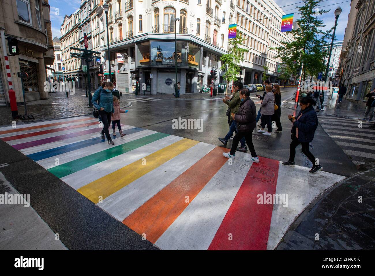 L'immagine mostra un attraversamento pedonale in colori arcobaleno, per sensibilizzare la popolazione LGBTQI+, nel centro della città o Foto Stock