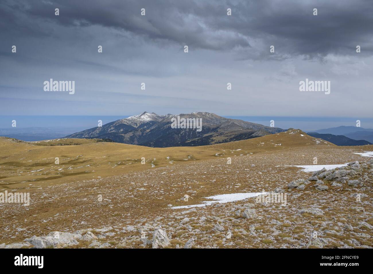 Roca Colom vista sulla vetta in autunno, guardando al massiccio del Canigou, nei Pirenei Orientali (Pirenei Orientali, Occitanie, Francia) Foto Stock