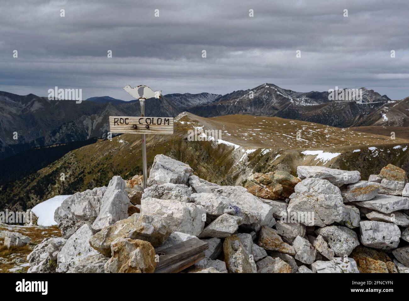 Roca Colom vista sulla vetta in autunno, guardando la regione di Vallter e Bastiments, nei Pirenei orientali (Ripollès, Catalogna, Spagna) Foto Stock