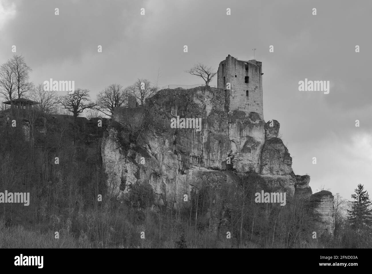 scenografica fotografia monocromatica di un castello medievale in rovina Foto Stock