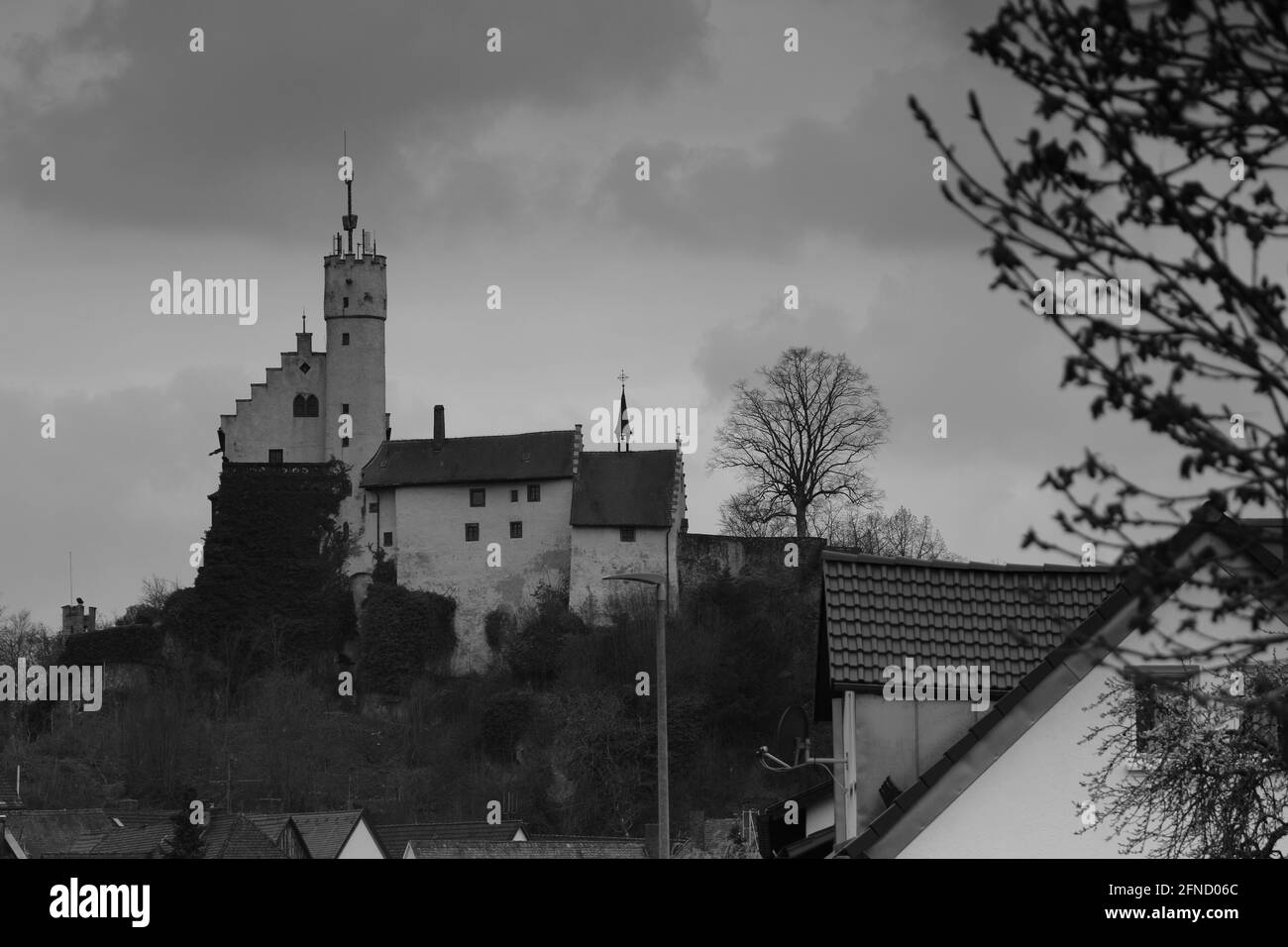 scenografica fotografia monocromatica di un castello medievale Foto Stock