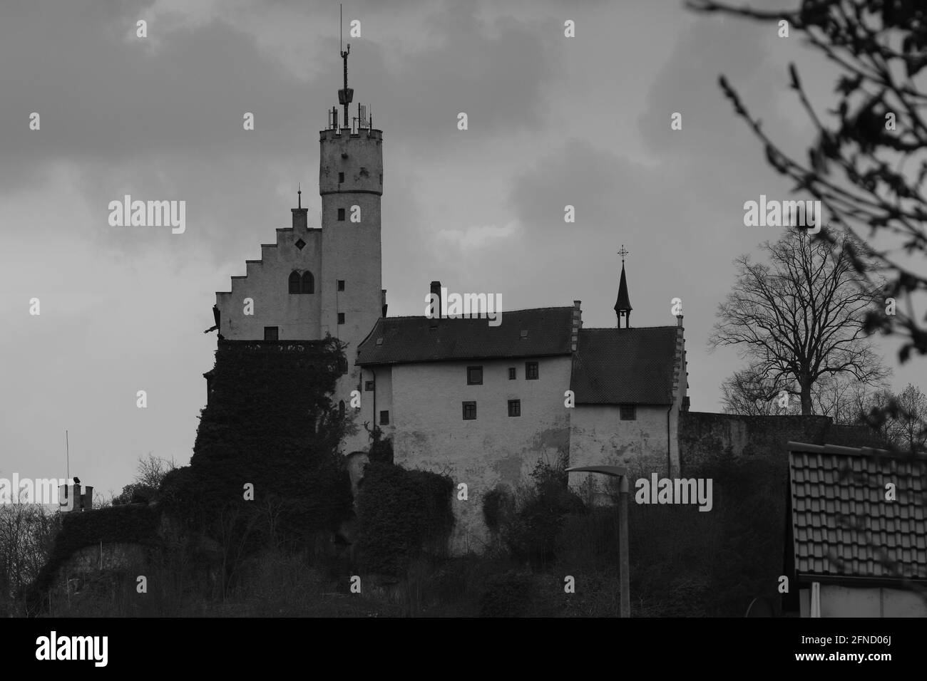 scenografica fotografia monocromatica di un castello medievale Foto Stock