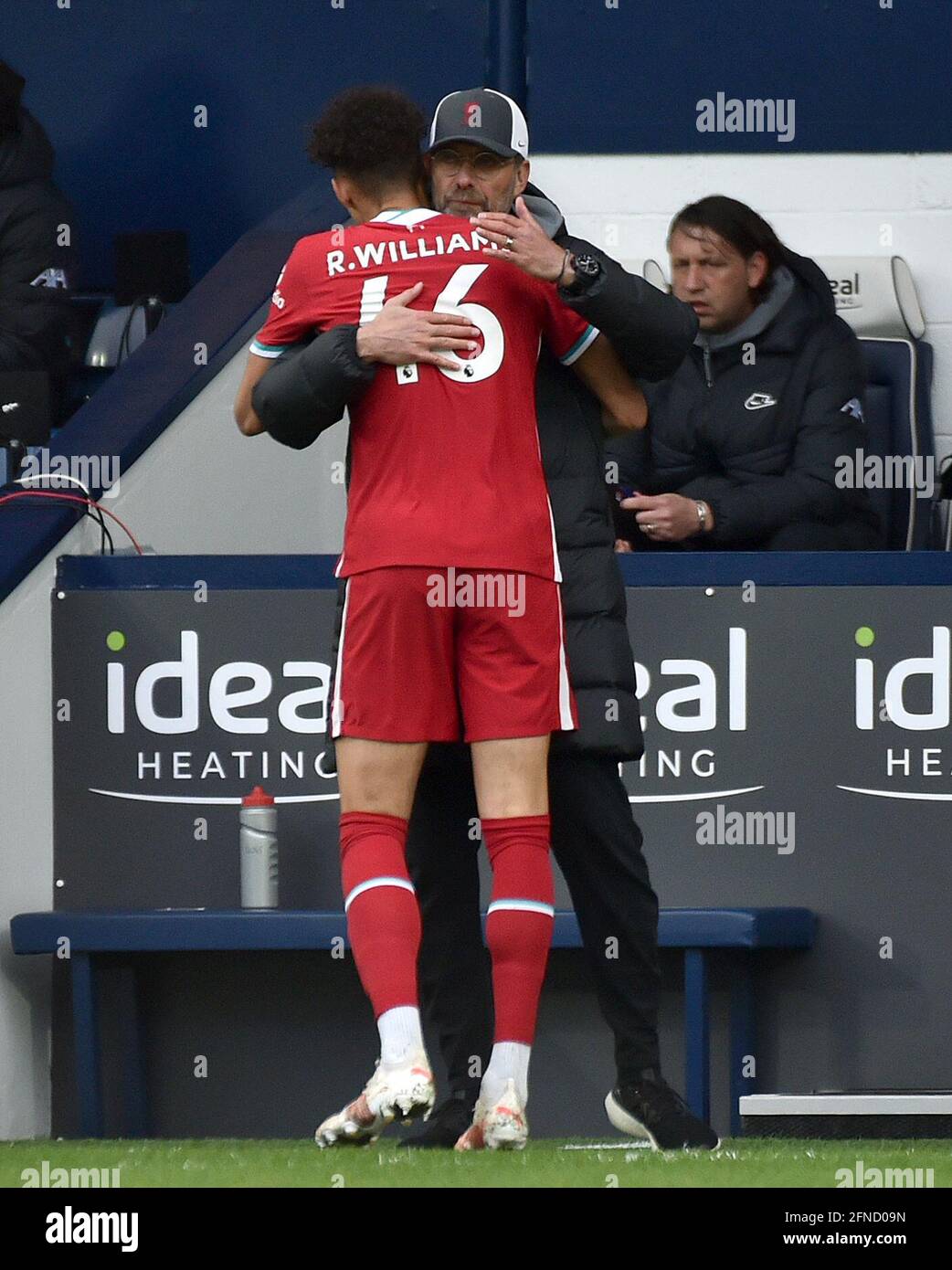 Il Liverpool's Rhys Williams abbraccia il manager Jurgen Kloppp dopo la sostituzione durante la partita della Premier League a Hawthorns, West Bromwich. Data immagine: Domenica 16 maggio 2021. Foto Stock