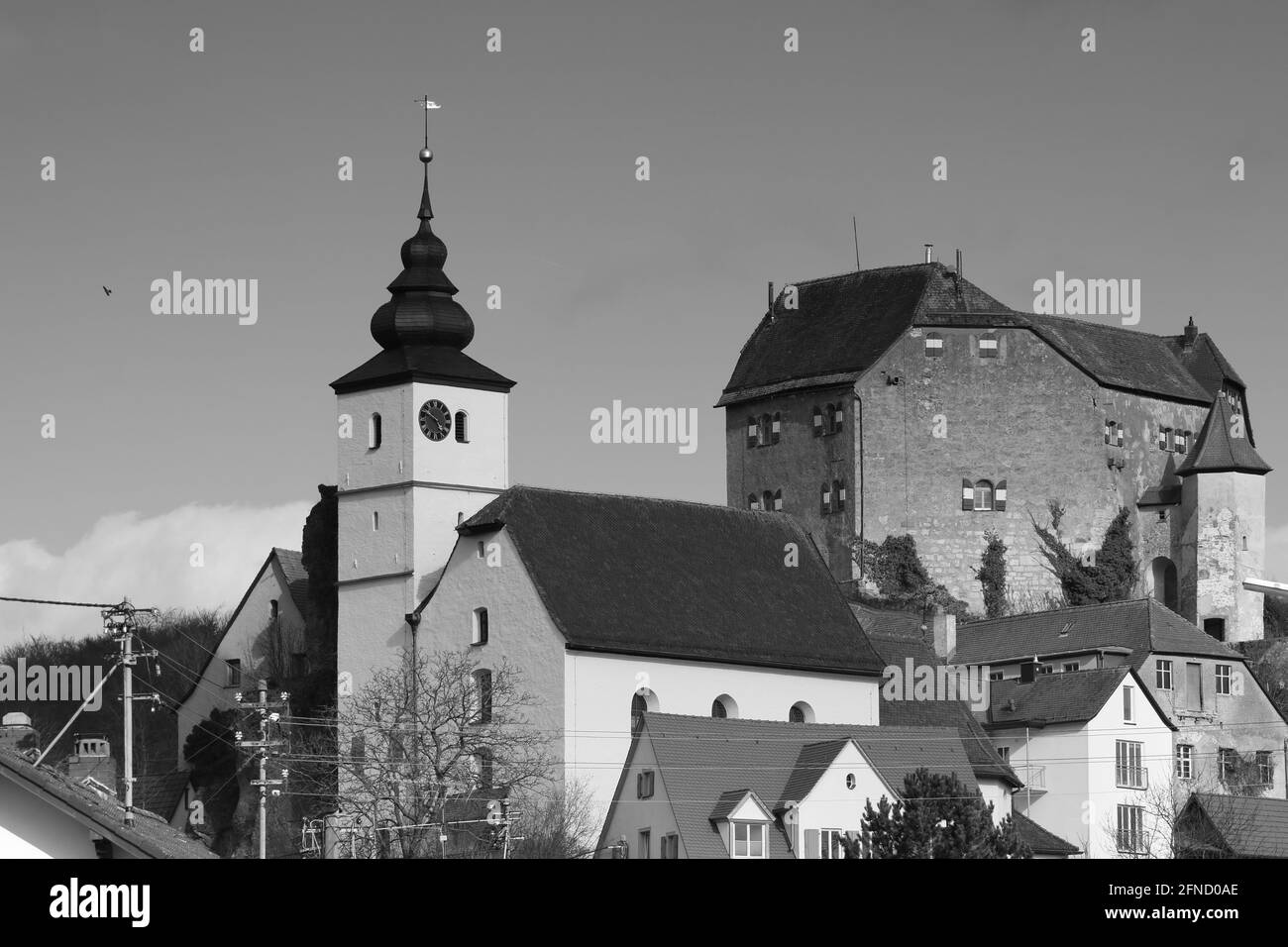 fotografia monocromatica di una chiesa di fronte ad un medievale castello Foto Stock