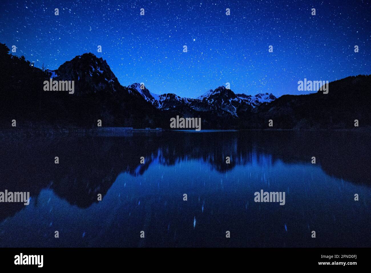 Lago di Sant Maurici in una notte di primavera (Aigüestortes e Parco Nazionale Estany de Sant Maurici, Catalogna, Spagna, Pirenei) Foto Stock