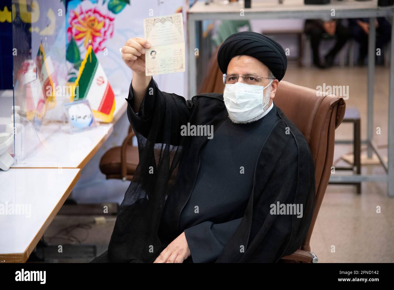 Teheran, Iran. 15 maggio 2021. Capo della giustizia iraniana, Sayyid Ebrahim Raisi si sta registrando per le elezioni presidenziali del 2021 a Teheran, Iran, il 15 maggio 2021. Le elezioni presidenziali si terranno in Iran il 18 giugno 2021. (Foto di Sobhan Farajvan/Pacific Press/Sipa USA) Credit: Sipa USA/Alamy Live News Foto Stock