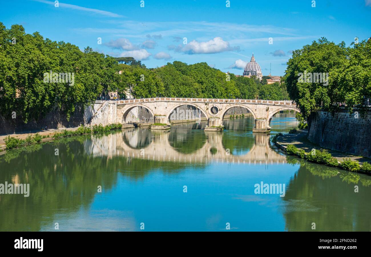 Bella vista da Ponte Sisto a Roma, con la cupola della Basilica di San Pietro sullo sfondo. Italia. Foto Stock