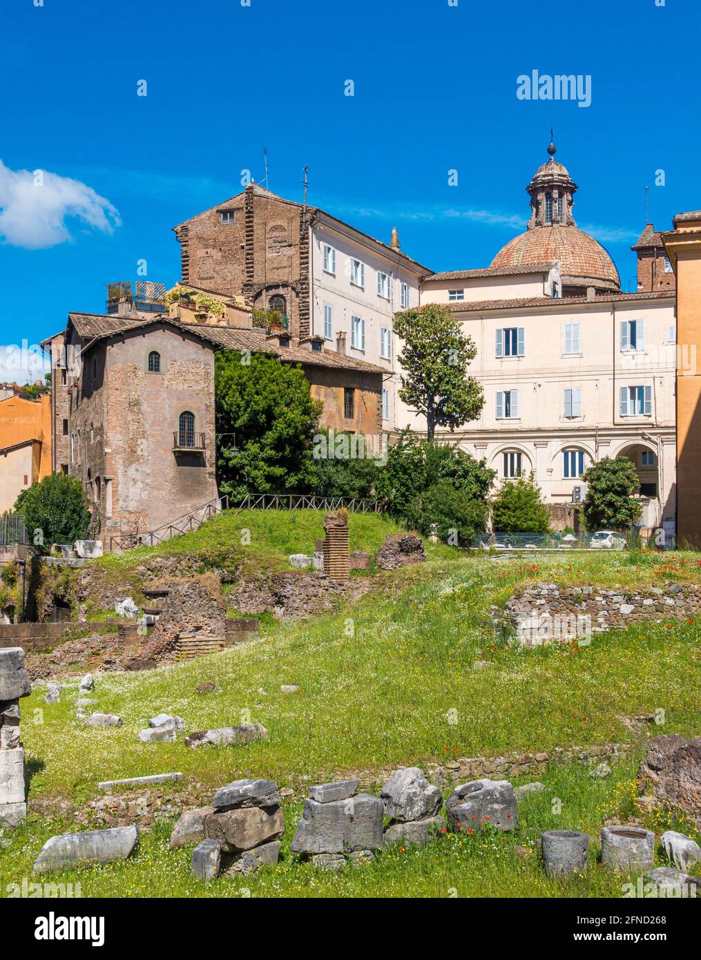 Vista panoramica a Roma in una giornata estiva soleggiata, vicino al bellissimo Teatro di Marcello, Italia. Foto Stock