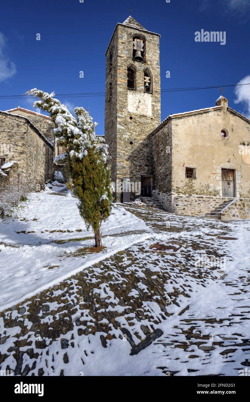 Villaggio innevato e valle di Espinavell in inverno (Ripollès, Catalogna, Spagna, Pirenei) ESP: Pueblo y valle de Espinavell nevado en invierno, Cataluña Foto Stock