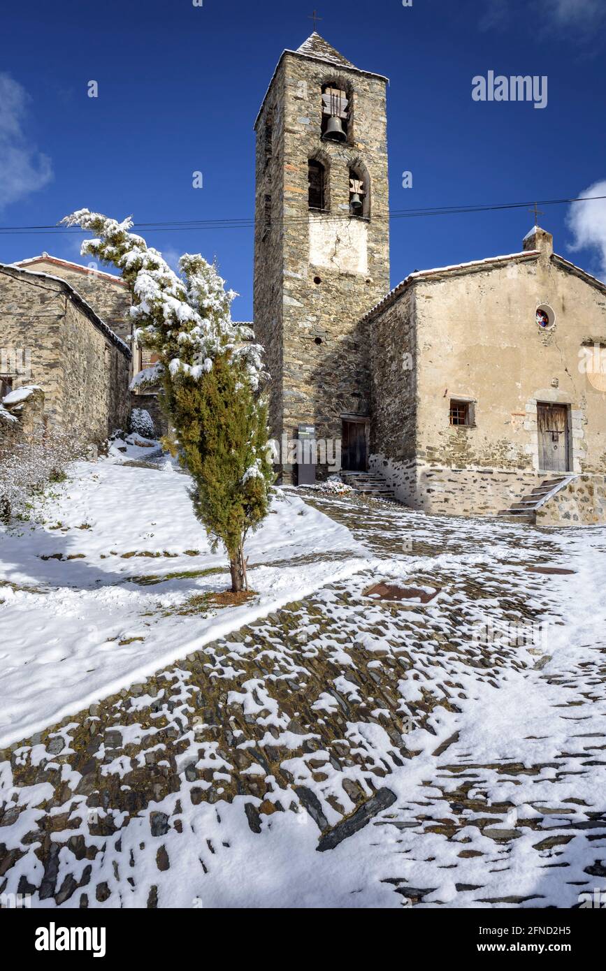 Villaggio innevato e valle di Espinavell in inverno (Ripollès, Catalogna, Spagna, Pirenei) ESP: Pueblo y valle de Espinavell nevado en invierno, Cataluña Foto Stock