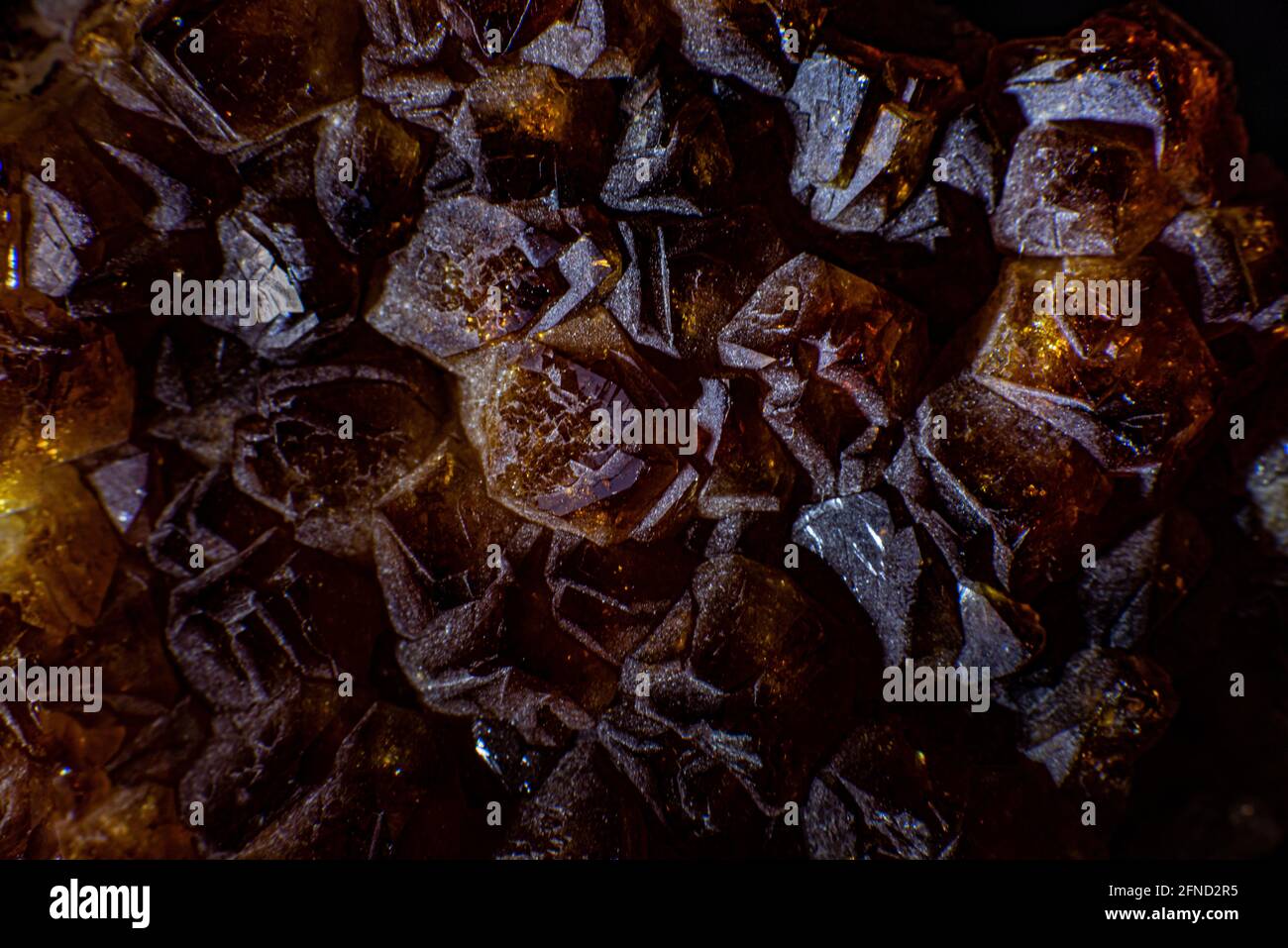 Dark Citrine naturale quarzo Semigem geode cristalli geologico minerale sfondo. Assomiglia ai carboni. Foto di alta qualità Foto Stock