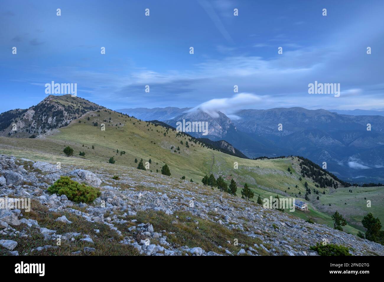 Alba sulla montagna Serra de Ensija, con il massiccio della Pedraforca sullo sfondo (Berguedà, Catalogna, Spagna, Pirenei) Foto Stock