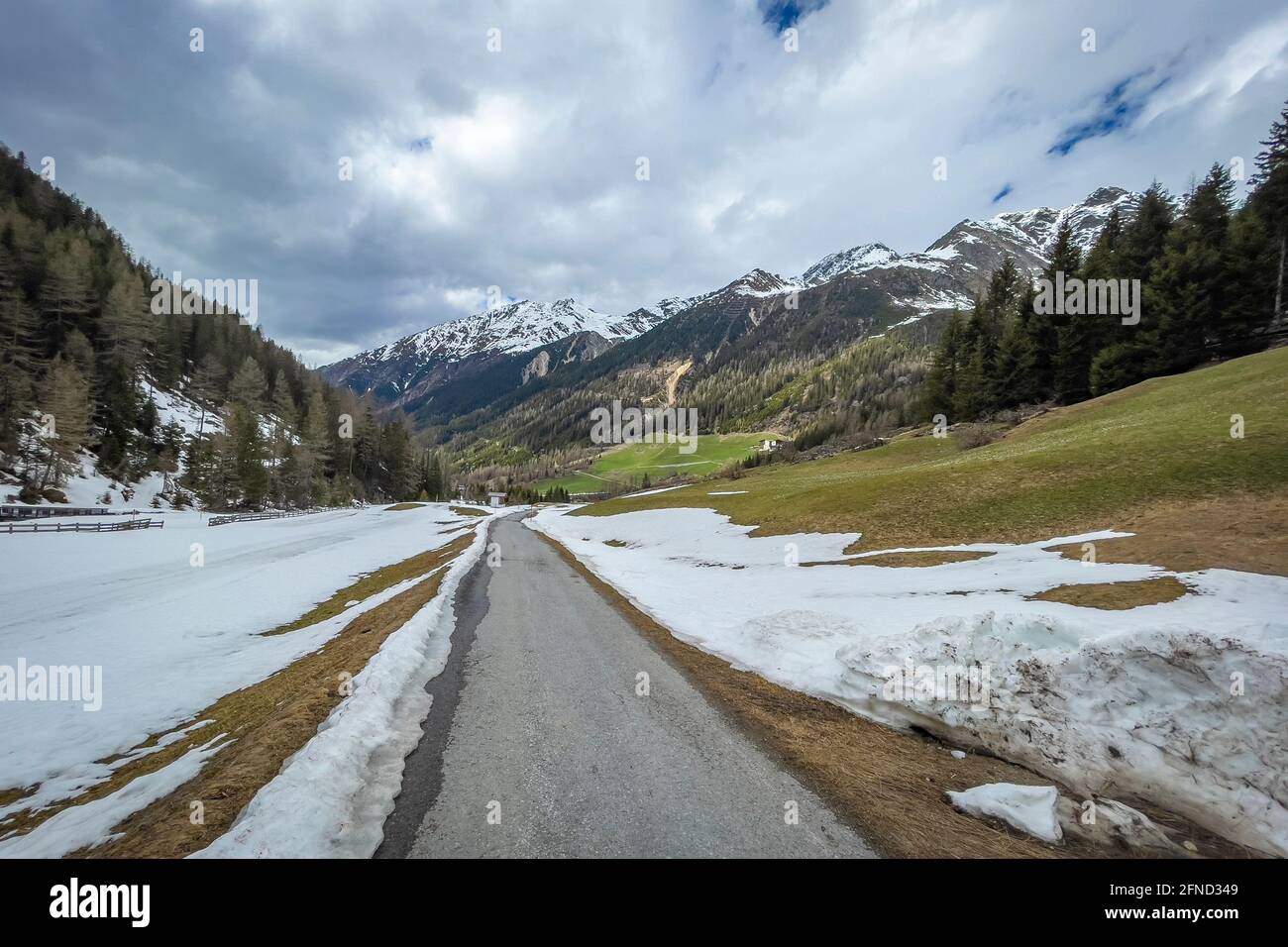 Camminando nel Sulztal sopra Laengenfeld in Oetztal, Tirol, Austria Foto Stock