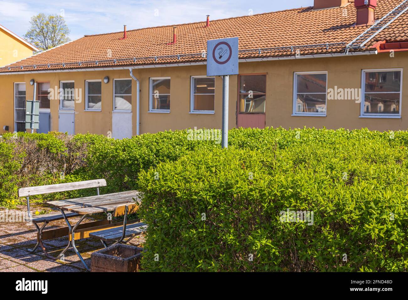 Vista panoramica del luogo di riposo con cartello di divieto di fumare vicino all'ospedale. Svezia. Foto Stock