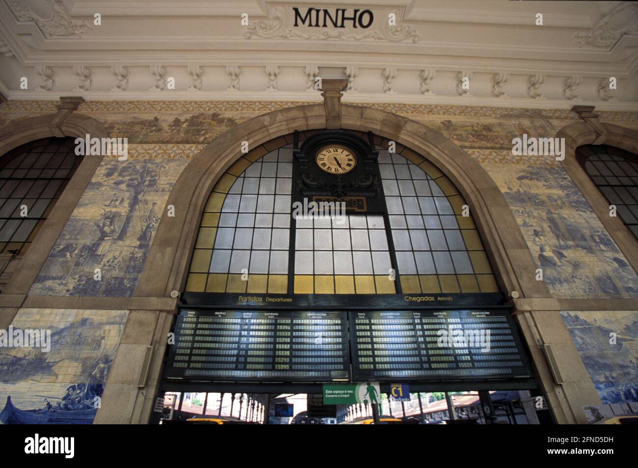 Vestibolo decorato in piastrelle della stazione ferroviaria di Sao Bento, Porto, Portogallo Foto Stock