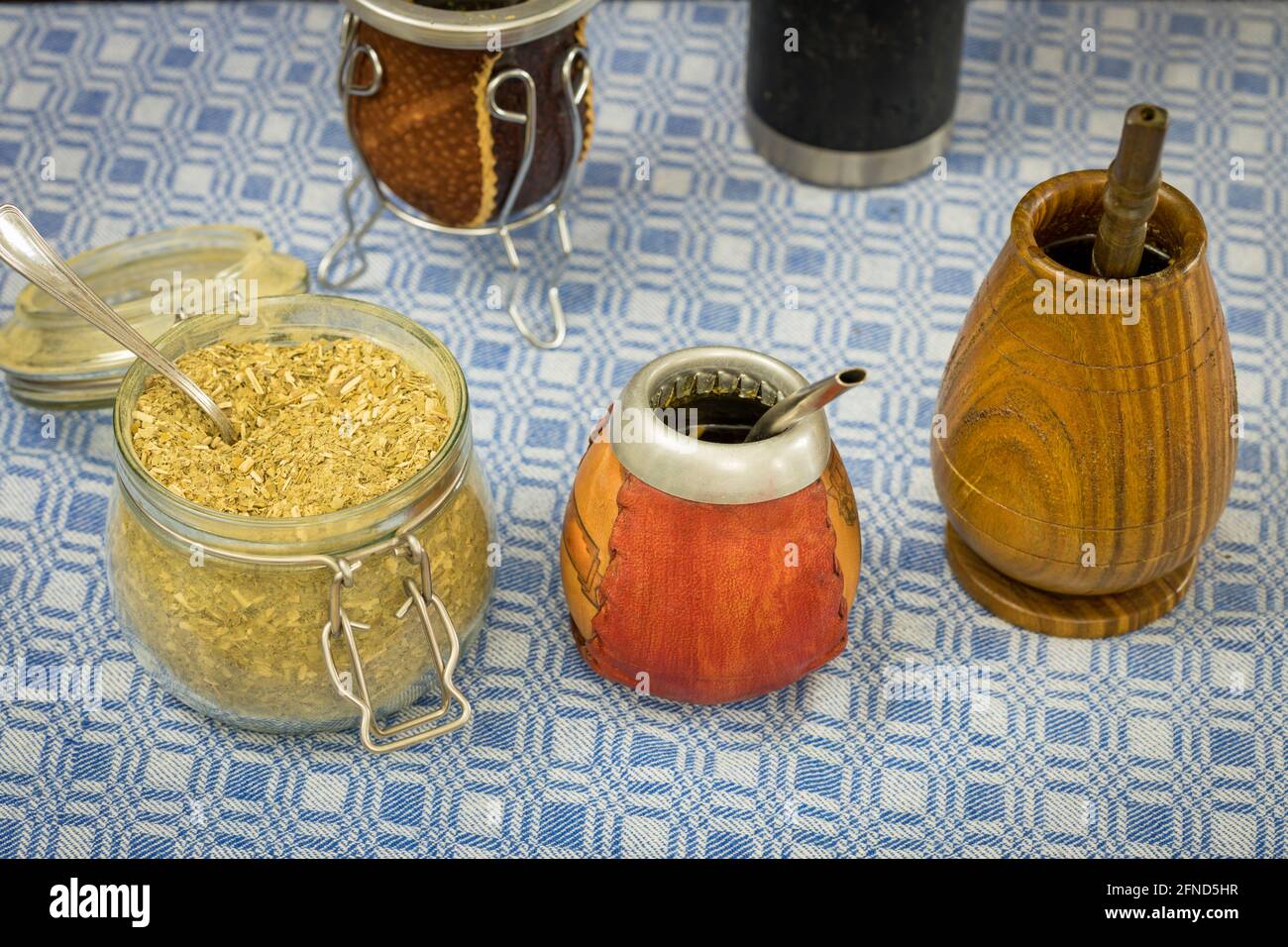 Yerba Mate, il modo tradizionale di infusione di preparazione e preparazione di bombilla e matero, utilizzato in Sud America Foto Stock