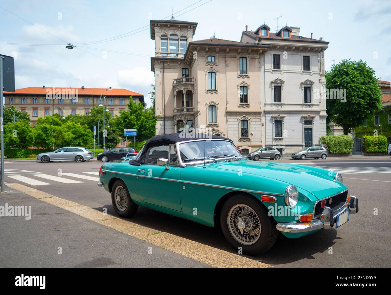 Auto d'epoca britannica MG MGB Roadster restaurato in verde brillante colore Foto Stock