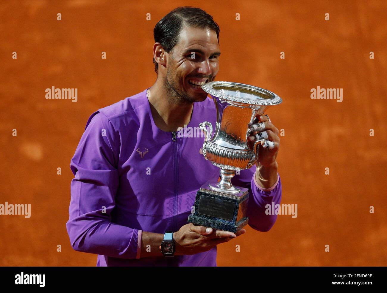 Tennis - ATP Masters 1000 - Italian Open - Foro Italico, Roma, Italia - 16 maggio 2021 il spagnolo Rafael Nadal festeggia con il trofeo dopo aver vinto la sua partita finale contro il serbo Novak Djokovic REUTERS/Guglielmo Mangiapane Foto Stock