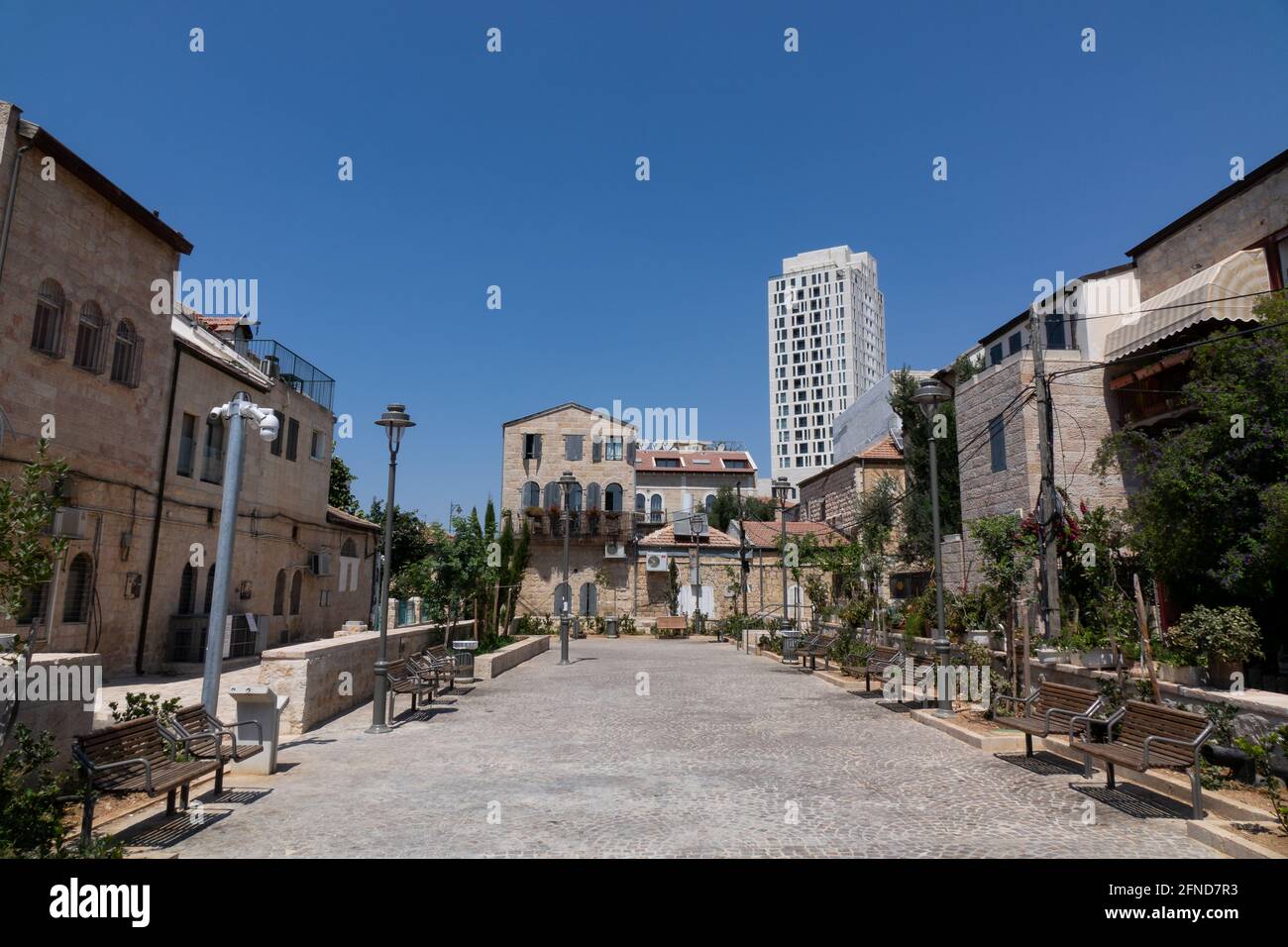 Una piazza vuota nel quartiere Nachlaot di Gerusalemme. Foto Stock