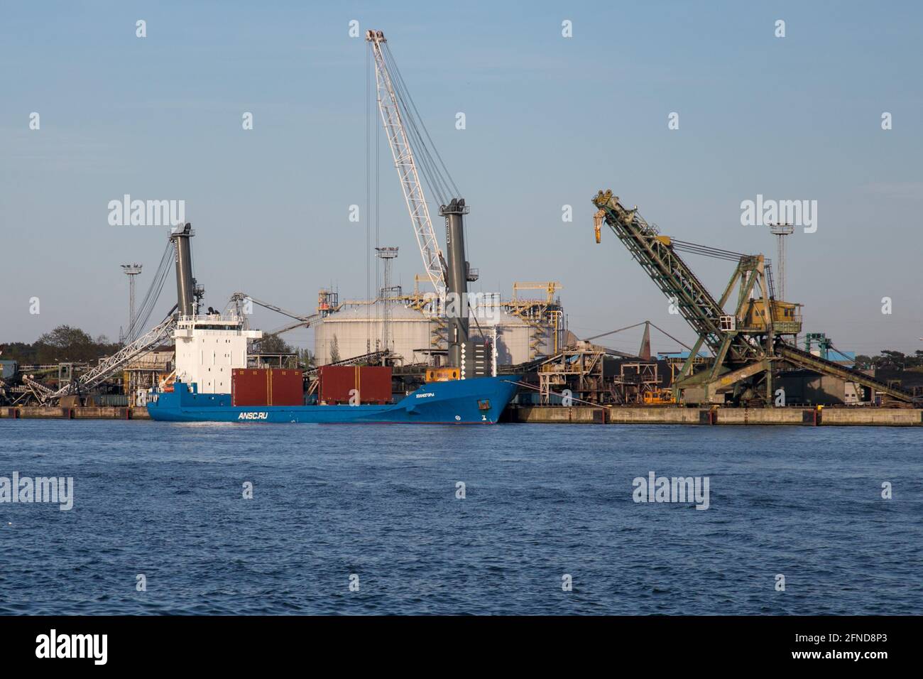 Kholmogory nave da carico generale a Swinoujscie, Polonia Foto Stock
