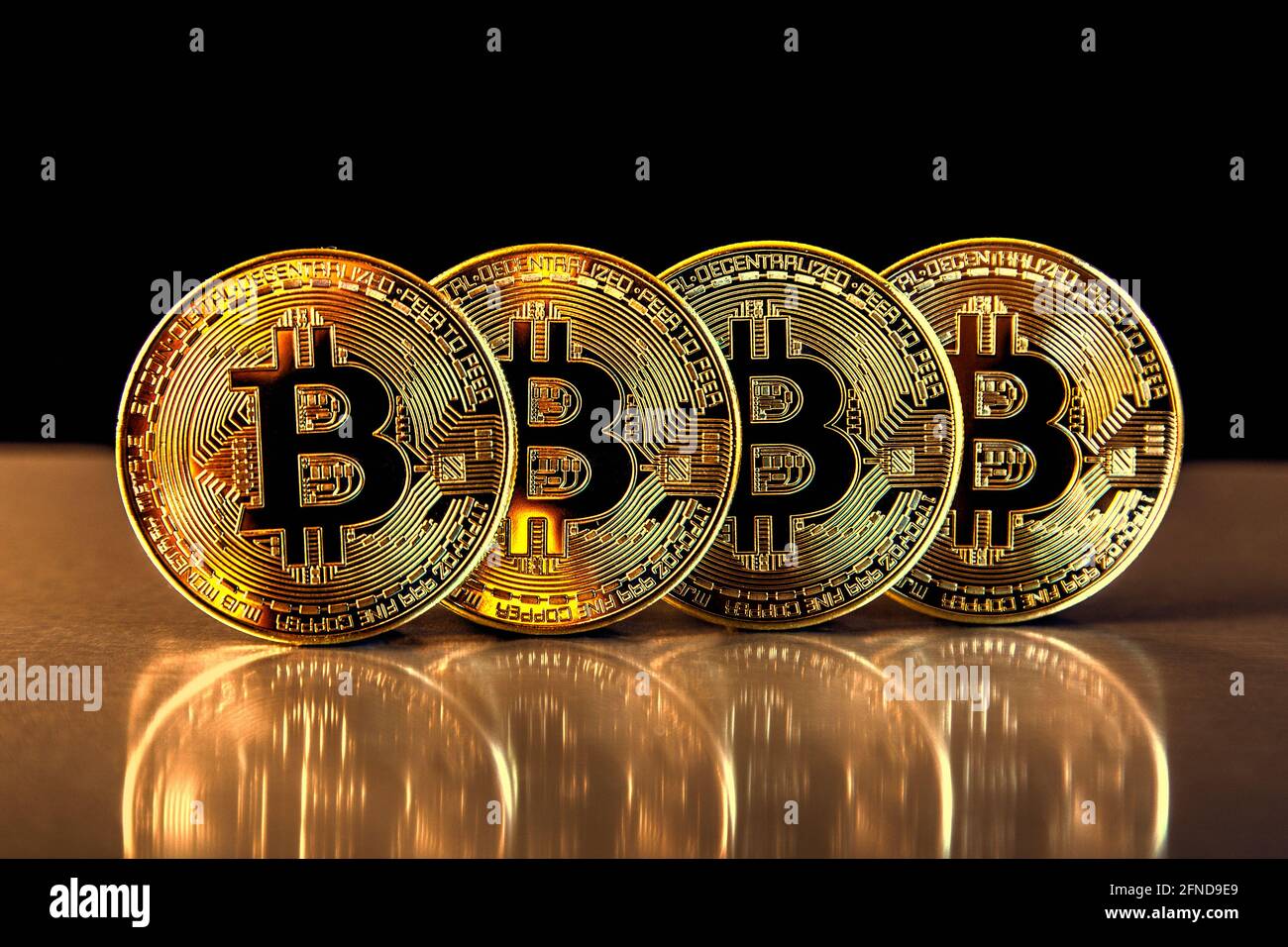 Fila di gettoni cryptocurrency bitcoin d'oro Foto Stock