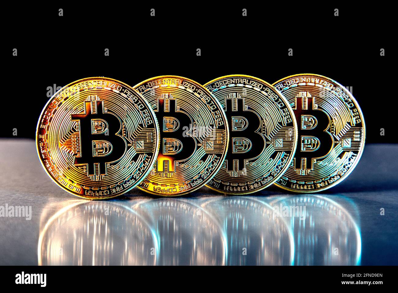 Fila di gettoni cryptocurrency bitcoin d'oro Foto Stock