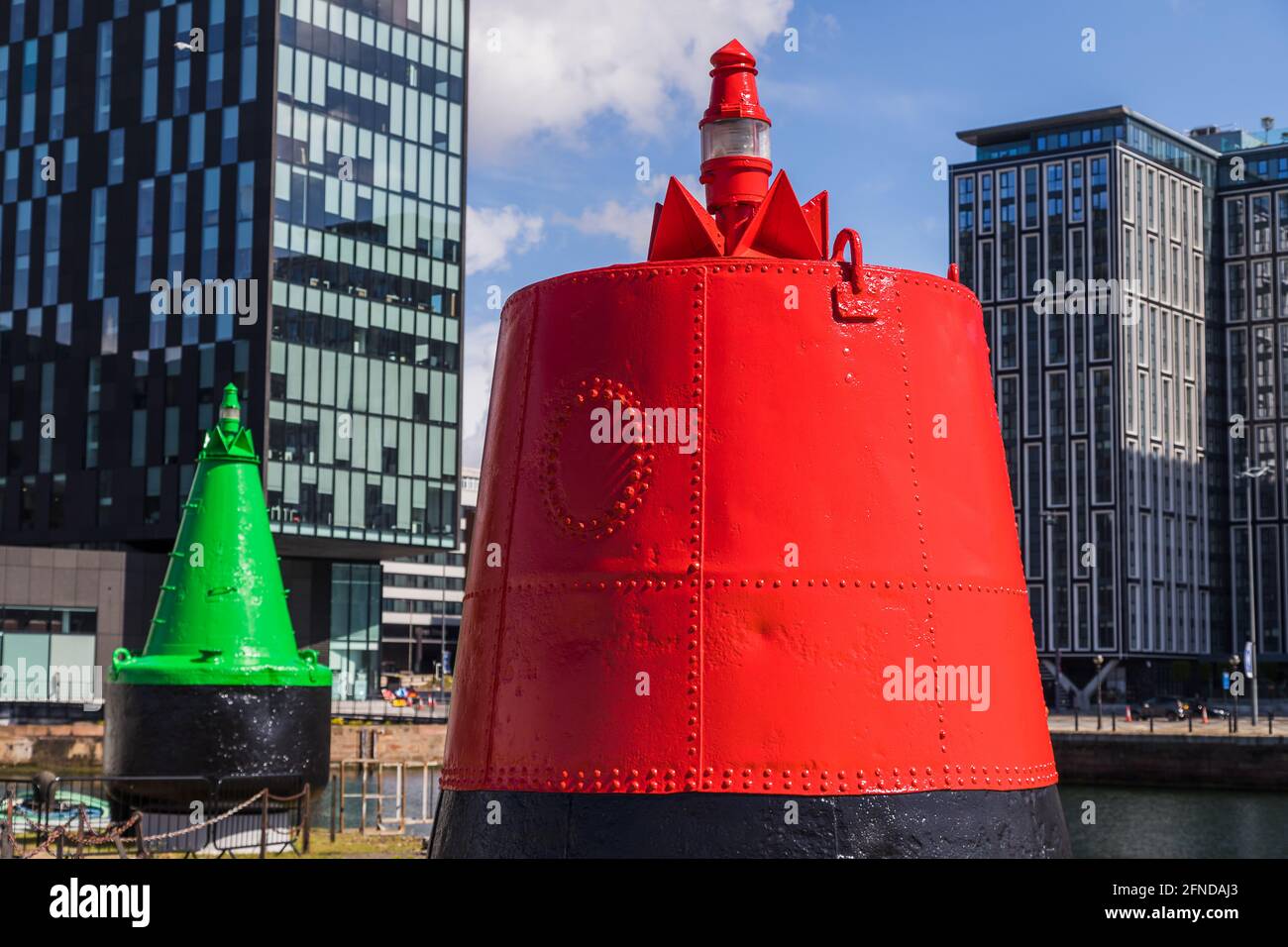 Immagine che riempie il telaio di una vecchia boa rossa e verde sul lungomare di Liverpool, utilizzata come dispositivo di navigazione nel Mare d'Irlanda. Foto Stock
