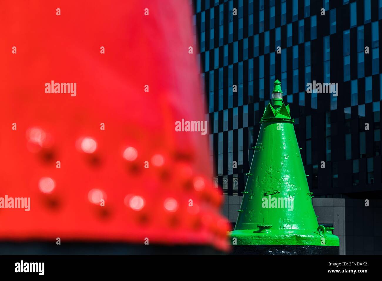 Immagine che riempie il telaio di una vecchia boa rossa e verde sul lungomare di Liverpool, utilizzata come dispositivo di navigazione nel Mare d'Irlanda. Foto Stock